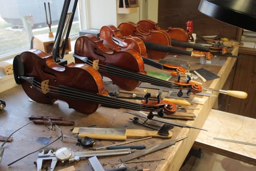 Workshop setup for violins