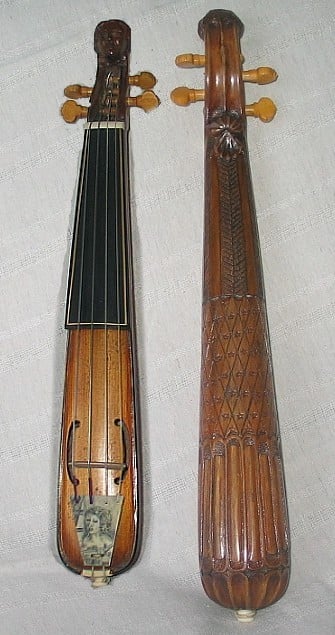 Kytte, an old-fashioned "pocket violin".